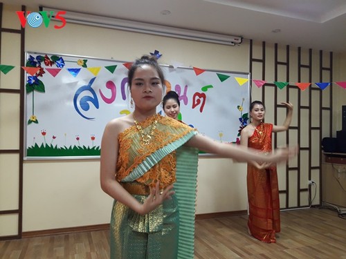 กิจกรรมฉลองวันสงกรานต์ที่ศูนย์ภาษาและวัฒนธรรมไทยสังกัดมหาวิทยาลัยฮานอย - ảnh 8