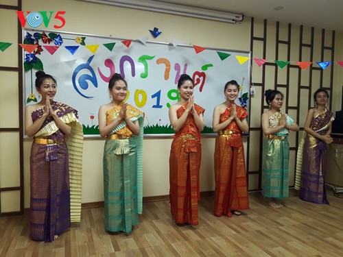 กิจกรรมฉลองวันสงกรานต์ที่ศูนย์ภาษาและวัฒนธรรมไทยสังกัดมหาวิทยาลัยฮานอย - ảnh 10