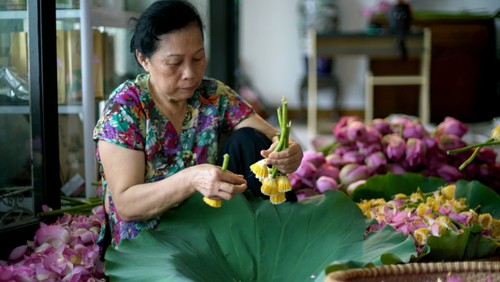 การกรุ่นกลิ่น 'ชาดอกบัว' โห่เตย-ภูมิปัญญาอันล้ำเลิศของชาวฮานอย - ảnh 15