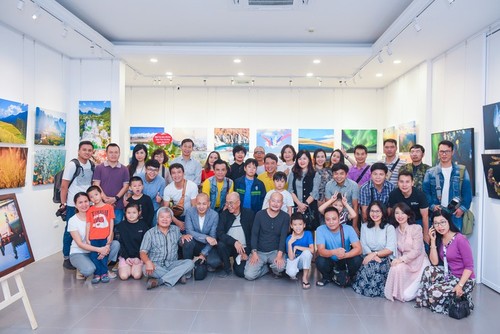 งานนิทรรศการการกุศล “ขบวนการนำแสงสว่าง” ดึงดูดผู้เข้าชมเป็นจำนวนมาก - ảnh 3