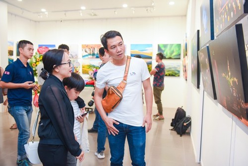 งานนิทรรศการการกุศล “ขบวนการนำแสงสว่าง” ดึงดูดผู้เข้าชมเป็นจำนวนมาก - ảnh 5