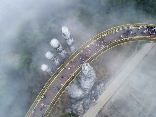 Cau Vang หรือสะพานทองที่ Ba Na Hills นครดานัง ติดรายชื่อสะพานที่สวยที่สุดในโลก - ảnh 9