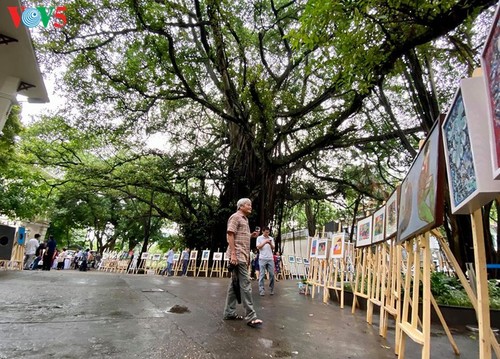 งานนิทรรศการภาพวาดของจิตรกรร่วมสมัยเวียดนามในช่วงปฏิบัติการเว้นระยะห่างทางสังคม - ảnh 6