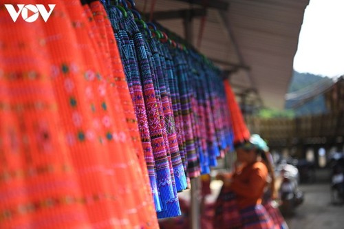 สีสันผ้าลายพื้นเมืองในตลาดนัด ป่าก่อ - ảnh 11