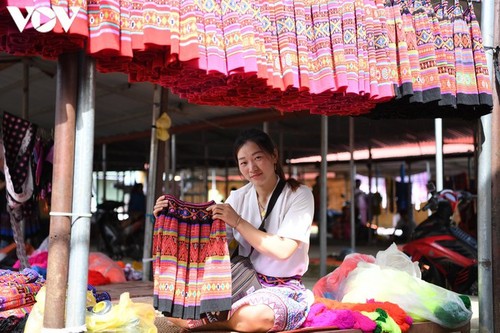 สีสันผ้าลายพื้นเมืองในตลาดนัด ป่าก่อ - ảnh 18