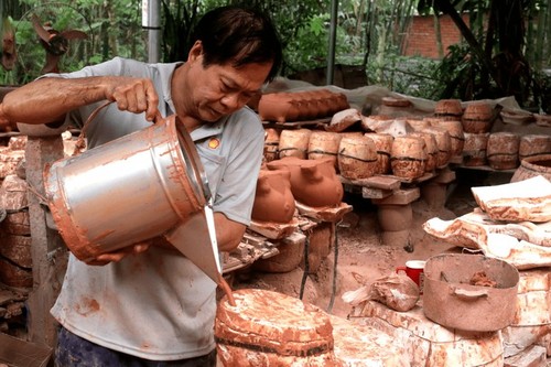 หมู่บ้านทำเครื่องปั้นดินเผาในจังหวัดบิ่งเยืองผลิต “ฉลูทอง”ต้อนรับตรุษเต๊ต - ảnh 3