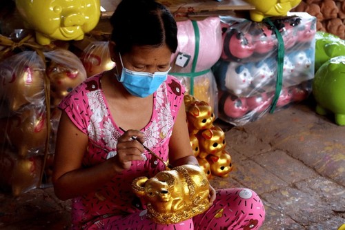 หมู่บ้านทำเครื่องปั้นดินเผาในจังหวัดบิ่งเยืองผลิต “ฉลูทอง”ต้อนรับตรุษเต๊ต - ảnh 7