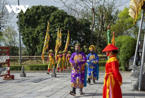 สาธิตพิธีเข้าเฝ้ากษัตริย์ในวันที่ 1 ตรุษเต๊ต - ảnh 3