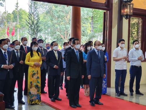 ประธานประเทศ เหงียนซวนฟุก ตรวจราชการที่จังหวัดอานยาง - ảnh 1