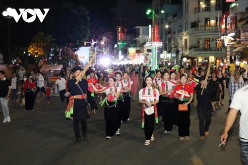 การประชุมส่งเสริมและประชาสัมพันธ์การท่องเที่ยวระหว่าง 8 จังหวัดใน “เขตตะวันตกเฉียงเหนือขยายวง” - ảnh 1