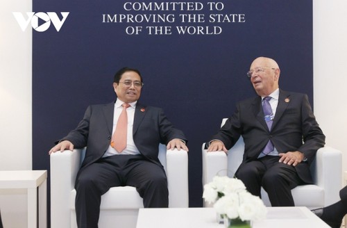 ประธานบริหาร WEF ให้คำมั่นที่จะผลักดันความร่วมมือกับเวียดนาม - ảnh 1