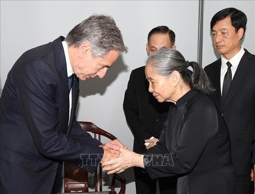 รัฐมนตรีต่างประเทศสหรัฐไปจุดธูปและแสดงความเสียใจต่อครอบครัวของเลขาธิการใหญ่พรรค เหงวียนฟู้จ่อง - ảnh 2