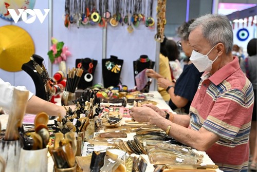 เวียดนามเข้าร่วมงานออกร้านคณะภริยาทูต ณ ประเทศไทย - ảnh 1