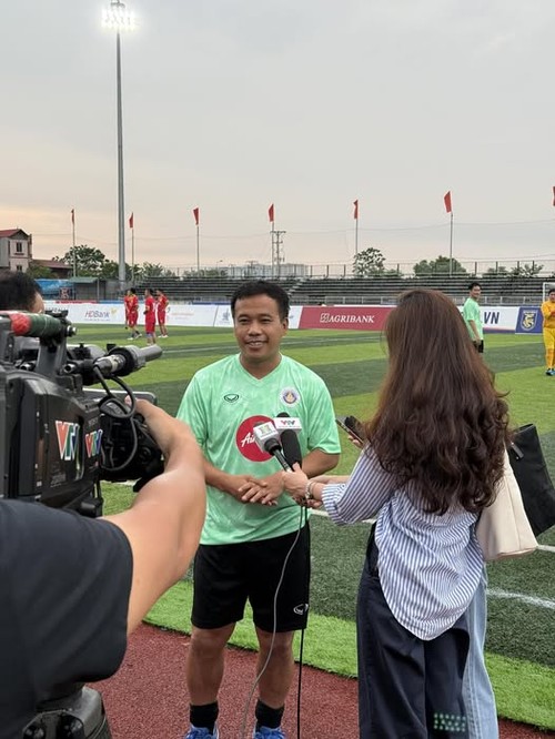 ดัสกร ทองเหลา อดีตนักฟุตบอลชื่อดังของไทยกลับมาเล่นฟุตบอลในการแข่งขัน “Vietnam-Thailand Press Super Cup 2025” ที่เวียดนาม แสดงความรู้สึกเหมือนกลับบ้าน - ảnh 1