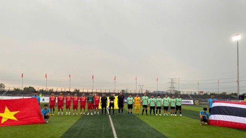 ดัสกร ทองเหลา อดีตนักฟุตบอลชื่อดังของไทยกลับมาเล่นฟุตบอลในการแข่งขัน “Vietnam-Thailand Press Super Cup 2025” ที่เวียดนาม แสดงความรู้สึกเหมือนกลับบ้าน - ảnh 4