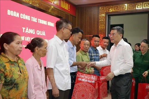 กิจกรรมแสดงความสำนึกในบุญคุณต่อครอบครัวที่อยู่ในเป้านโยบายและผู้ที่บำเพ็ญประโยชน์ต่อการปฏิวัติ - ảnh 1