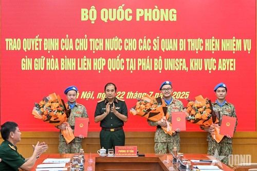 มอบมติของประธานประเทศให้แก่เจ้าหน้าที่ทหารที่ปฏิบัติภารกิจรักษาสันติภาพที่อาบเย  3 นาย - ảnh 1