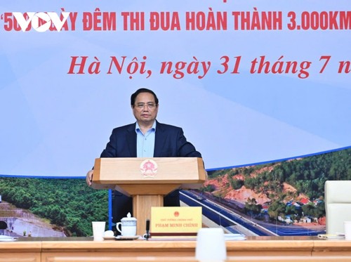 นายกรัฐมนตรี ฝ่ามมิงชิ้ง กำชับว่า “ต้องก่อสร้างถนนไฮเวย์ให้ได้อย่างน้อย 3,000 กม. ให้แล้วเสร็จในปีนี้” - ảnh 1