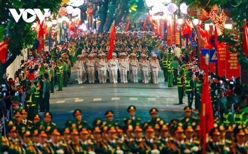 บรรยากาศที่คึกคักเพื่อเตรียมให้แก่งานฉลองครบรอบ 80 ปีการปฏิวัติเดือนสิงหาคมและวันชาติ 2 กันยายน - ảnh 1