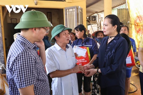 กิจกรรมช่วยเหลือผู้ประสบภัยจากพายุบัวลอยและพายุแมตโมทั้งภายในและต่างประเทศ - ảnh 1