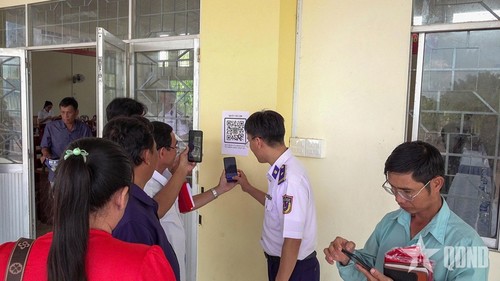 กองบัญชาการตำรวจทะเลภาคที่ 4 ออก QR Code ให้ชาวประมงต่อต้านการทำประมงผิดกฎหมาย - ảnh 1