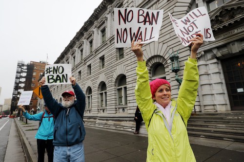 US administration to sue federal court over travel ban - ảnh 1