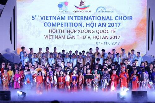 Teaching choral art to children in Hanoi - ảnh 2