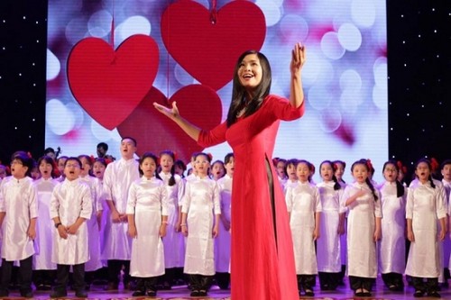 Teaching choral art to children in Hanoi - ảnh 1