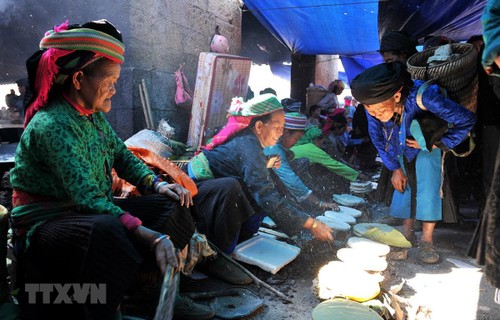 Traditional market in spotlight at Hanoi’s ethnic culture village in April  - ảnh 1