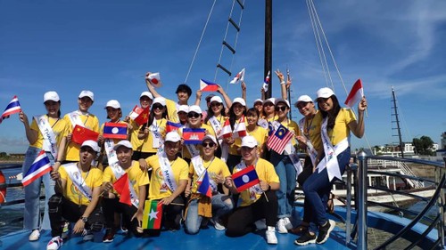 ASEAN+3 song contestants enjoy Ha Long Bay - ảnh 1