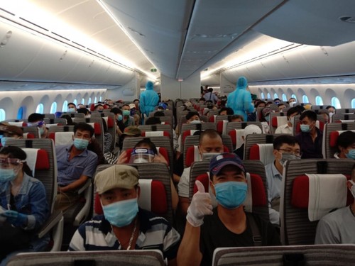 Vietnamese expats return home from Russia, Mozambique, Norway - ảnh 1