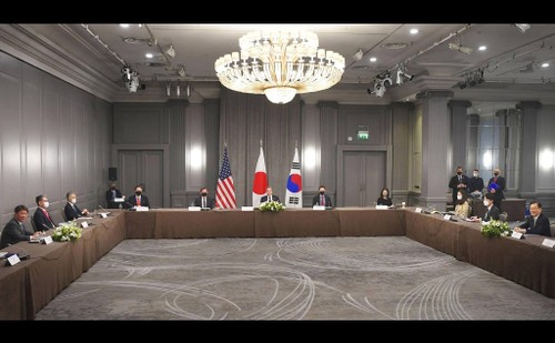 Japan, US, South Korea push for total denuclearization of North Korea - ảnh 1