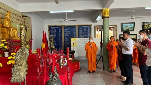 Overseas Vietnamese commemorate ancestors, remember their origin - ảnh 2