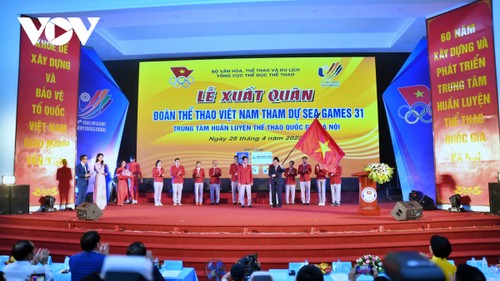 Vietnamese athletes head off for SEA Games 31 - ảnh 1