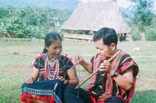 Die Menschen bewahren die traditionelle Kunst der ethnischen Minderheiten - ảnh 1