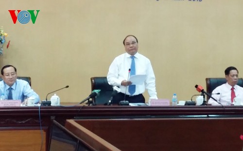 Parlamentarier beraten über Maßnahmen zur sozialen und wirtschaftlichen Entwicklung 2015 - ảnh 1