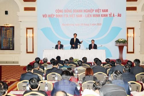 Premierminister Nguyen Tan Dung trifft Unternehmen in Kasachstan - ảnh 1