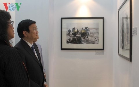 Staatspräsident Truong Tan Sang besucht Fotoausstellung der Nachrichtenagentur AP - ảnh 1