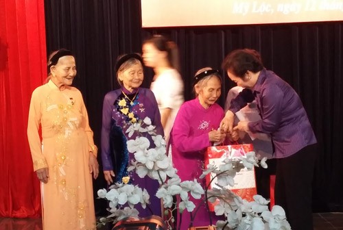 Vizestaatspräsidentin Nguyen Thi Doan trifft Heldenmütter und Kriegsversehrte - ảnh 1