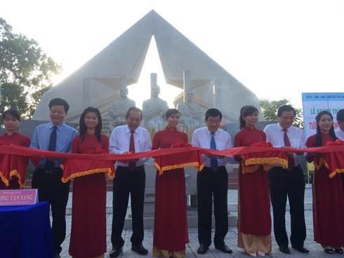 Staatspräsident Truong Tan Sang zu Gast beim 75. Jahrestag des Aufstands des Südens in Long An - ảnh 1