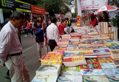 Eröffnung der Buchmesse im Frühling 2017 in Hanoi - ảnh 1