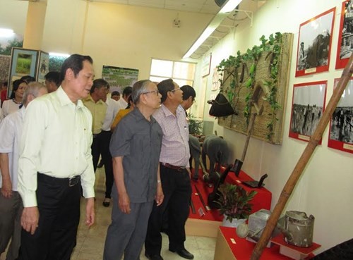 Fotoausstellung „Großer Sieg im Frühling 1975 im Mekongdelta“ - ảnh 1