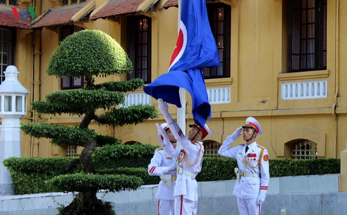 Flaggenhissen zum 50. Gründungstag der ASEAN - ảnh 1