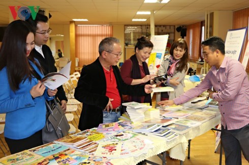 Vorstellung der vietnamesischen Bücher in Tschechien - ảnh 1