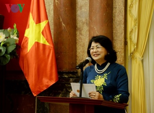 Vizestaatspräsidentin Dang Thi Ngoc Thinh empfängt Delegation, die an internationaler Konferenz für Literatur teilnimmt - ảnh 1