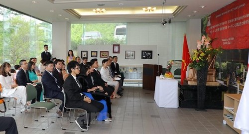 Aktivitäten zum 129. Geburtstag von  Präsident Ho Chi Minh in vielen Ländern - ảnh 1