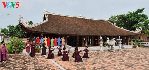 Fünf-Streifen-Kleid Ao Dai für Männer: traditionelle Schönheit beim Neujahrsfest Tet - ảnh 10