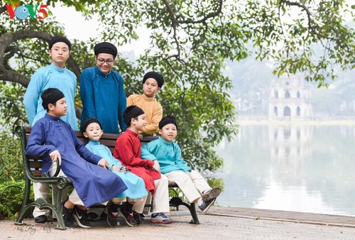 Fünf-Streifen-Kleid Ao Dai für Männer: traditionelle Schönheit beim Neujahrsfest Tet - ảnh 12