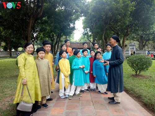 Fünf-Streifen-Kleid Ao Dai für Männer: traditionelle Schönheit beim Neujahrsfest Tet - ảnh 13