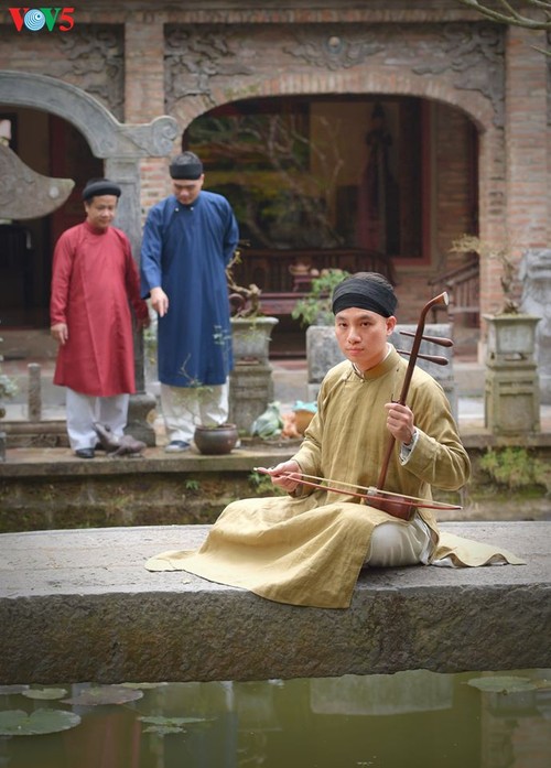 Fünf-Streifen-Kleid Ao Dai für Männer: traditionelle Schönheit beim Neujahrsfest Tet - ảnh 5